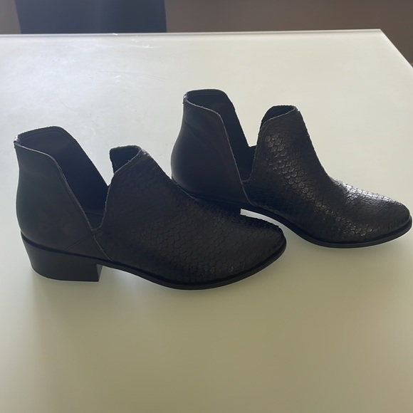 Kaanas black ankle boots- WORN TWICE - Picture 2 of 10